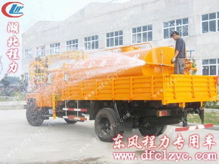 配置吊篮可以用于高空作业，也可以安装抓具，用于抓举各种物件