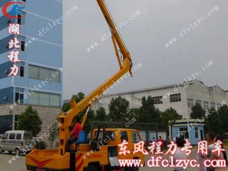 操作员为龙先生操作演示高空作业车