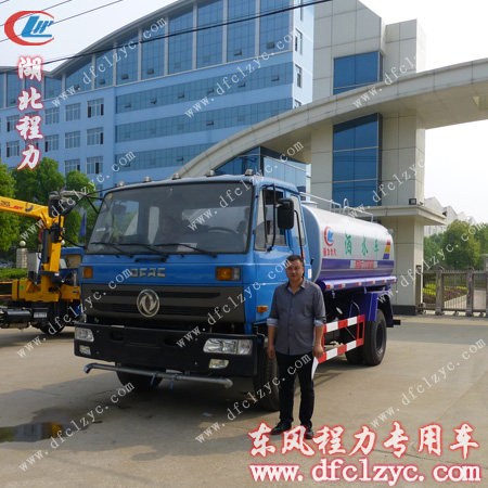 客户自提东风145洒水车出发前公司门口留影