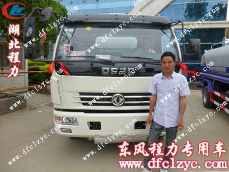 东风多利卡流动加油车客户出发前留影