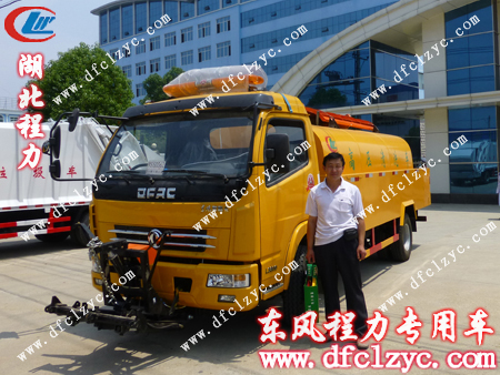送车师傅出发前公司门口留影