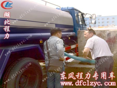 徐师傅为王先生演示东风145洒水车性通能，抽水中