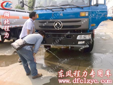 东风145多功能绿化洒水车前冲性能测试中