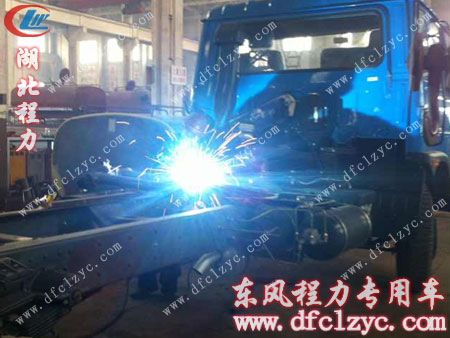 东风145多功能绿化洒水车管道焊接