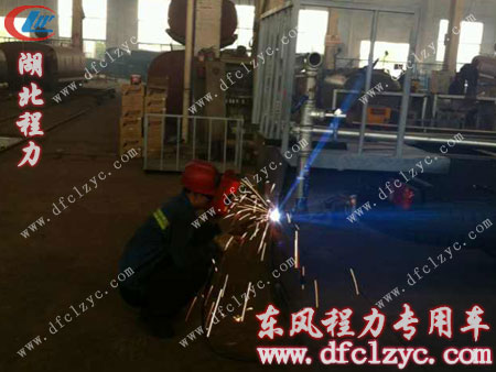 东风145多功能绿化洒水车尾部管道焊接