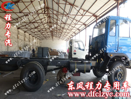 湖北程力工人师傅进行底盘加工作业