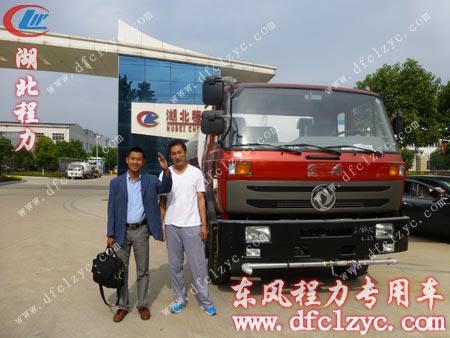 大连客户定购的东风1208后双桥洒水车style="TEXT-ALIGN: