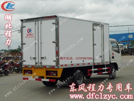 冷藏车右面按国家公告要求开单侧门，方便装卸货物