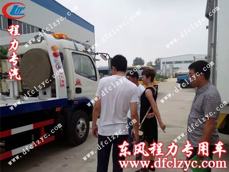 蓝白一拖二清障车相比工程黄稍显严肃，但也不失优雅，怎么样呢？待续……