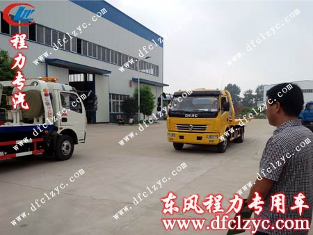 远观两台一拖二清障车，不相上下。好纠结啊！好比女人买衣服，就算是同一款式只要喜欢也要买不同颜色的