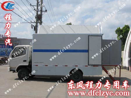 湖北程力流动舞台车的后门展示