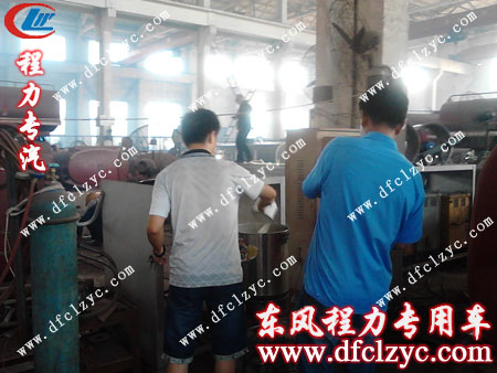 晏主任在洒水车车间打磨绿豆
