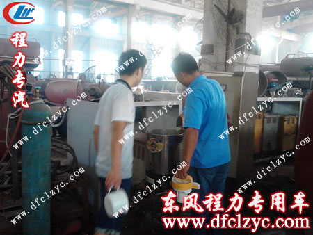 晏主任在洒水车车间将打磨好的绿豆汤倒入大罐中