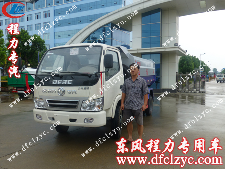 东风小霸王挂桶垃圾车整装待发！送车师傅厂门口留影