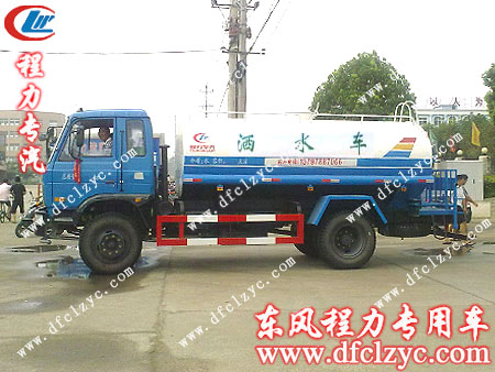 椭圆罐,上白下蓝的东风145洒水车