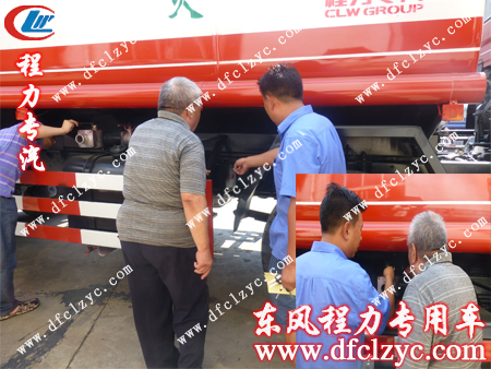 洒水车晏主任为客户马先生讲解东风前四后八洒水车技术操作