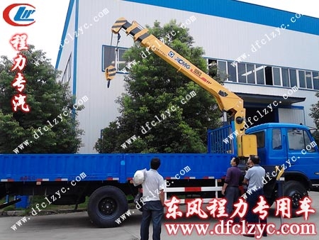 陕西延安鲍先来我司提车，在车间外调试东风145随车吊吊臂高度