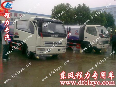 洒水车、垃圾车齐发