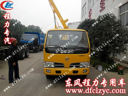 为了高空作业车平台上工作人员的安全，地面有一人专门为他们指挥