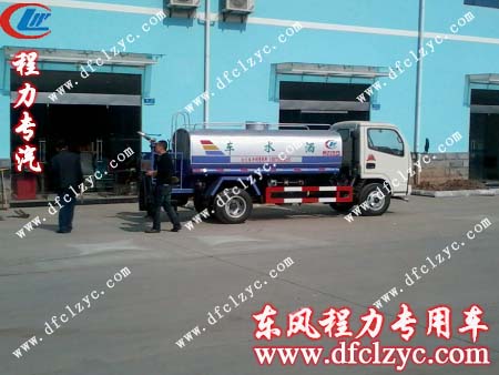 质检部工作人员对东风小霸王洒水车进行质检