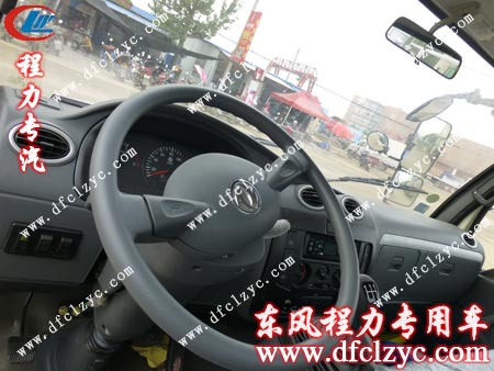 东风多利卡驾驶室内部