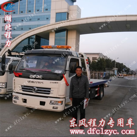 东风多利卡清障车客户出发前在公司门口留影