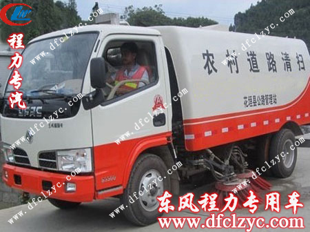 湖北程力东风福瑞卡扫路车正在投入使用