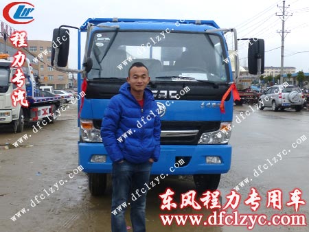 东风劲卡平板运输车出发前客户在湖北程力门前留影