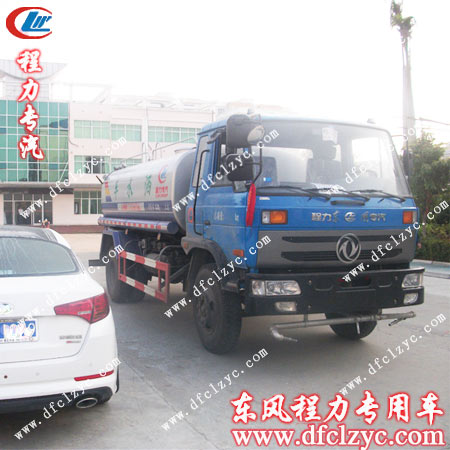 湖北程力东风十吨洒水车在市政大楼前