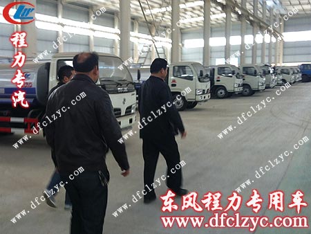 十堰客户洒水车备车车间看车实拍