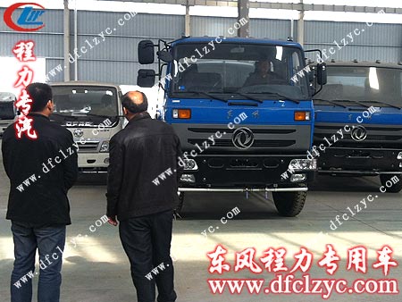 湖北程力集团销售部主管马总亲自为客户试车