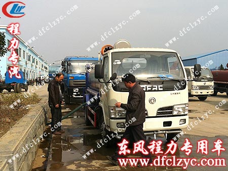 等待试水的东风145多功能洒水车