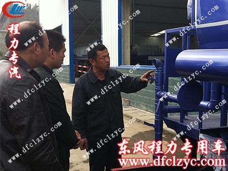 湖北程力工作人员为客户讲解东风145多功能洒水车专用功能