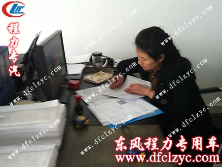 加班中的湖北程力质检部人员