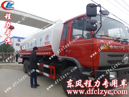 东风1208后双桥洒水车出发前湖北程力门口留影