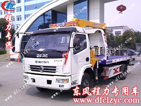 东风多利卡随车吊带清障多用车出发前在湖北程力集团门口实拍