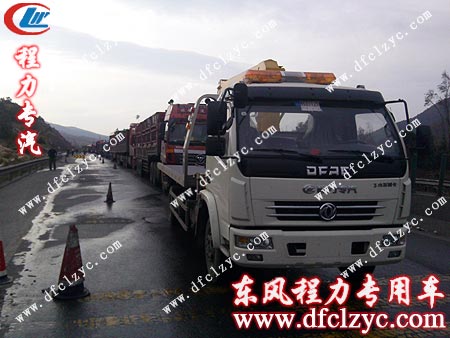 东风多利卡随车吊带清障多用车行驶在去云南保山的途中