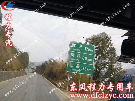 东风多利卡随车吊带清障多用车即将到达用户所在地