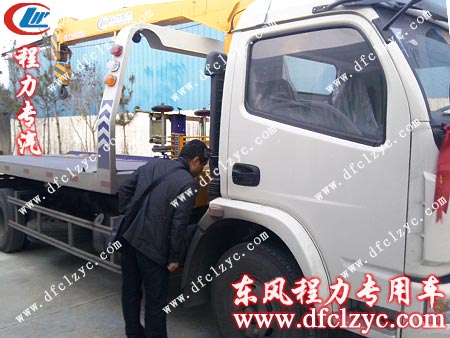 用户对东风多利卡随车吊带清障多用车进行验收