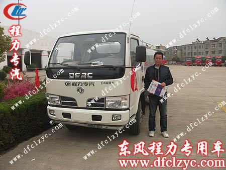 东风福瑞卡洒水车验收合格用户露出满意的笑容