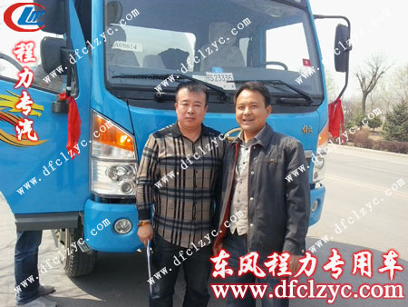 司机师傅与12吨吸污车客户留影