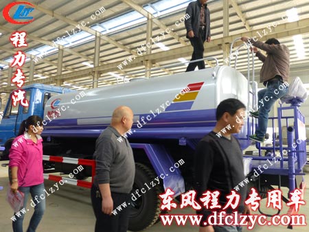 客户亲自检查东风153多功能绿化洒水车罐体