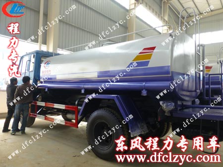 东风153洒水车银灰银蓝的罐体，光鲜亮丽
