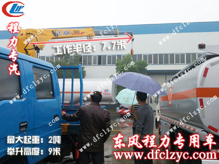 湖北程力司机为随车吊客户演示操作过程