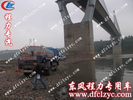 湖北程力东风145洒水车工作现场试水测试