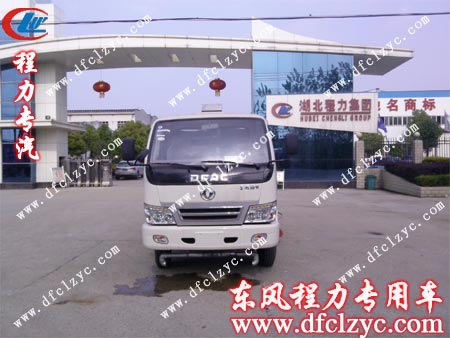 东风劲卡扫路带洒水车出发前公司门口留影