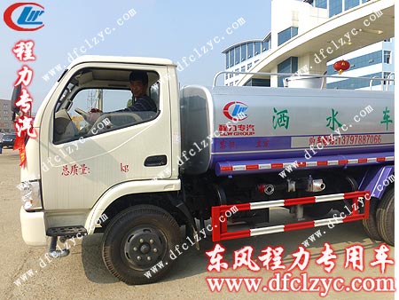 河北廊坊的马先生亲自来厂提车，出发前满意地留下合影