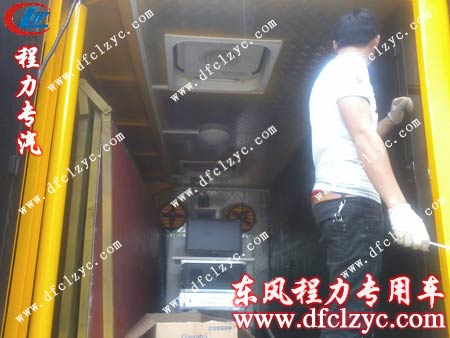 广告宣传车正在进行内部配置安装