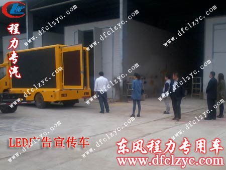 用户正在仔细观看内部结构