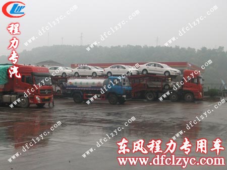 风雨兼程,东风145洒水车赶路中